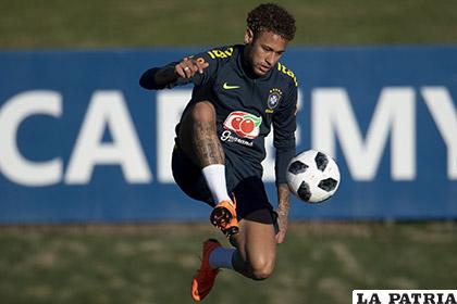 Neymar recuperado de su lesión comenzó su labor con la selección de Brasil /trbimg.com
