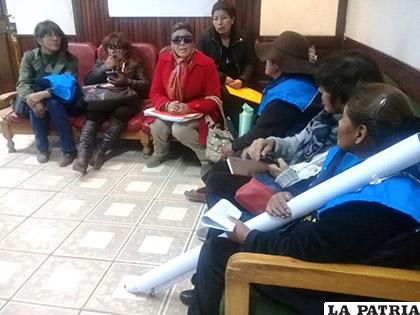 Litigantes y mujeres del Foro Amupei esperaron para entrevistarse con el fiscal Ramiro Guerrero