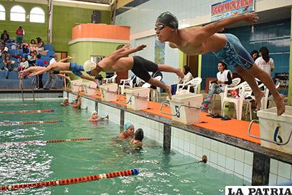 Nadadores orureños esperan ser parte de la selección orureña