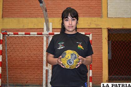 Nadia Llanos, tiene el objetivo de sobresalir en la selección 
boliviana de handball