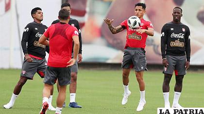 Integrantes de la selección peruana en pleno entrenamiento