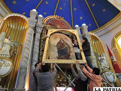 Restauradores durante el retiro de la imagen de la Virgen del Santuario del Socavón /Imar Antezana