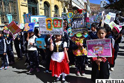 Masiva participación de niños y jóvenes en la marcha contra la discriminación y el racismo