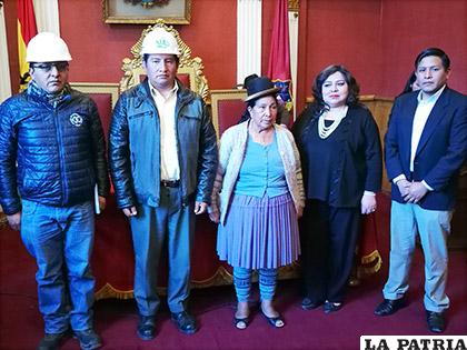 Las nuevas autoridades municipales junto a la alcaldesa suplente Hilaria Sejas