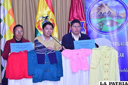 Exposición de prendas de asociaciones textileras de Oruro