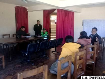 Policías en reunión con directores de establecimientos educativos y autoridades de Challapata