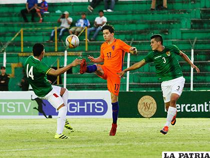 Una acción del partido jugado entre las selecciones de Bolivia y Holanda /APG
