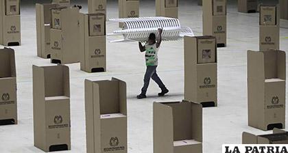 Funcionarios de la Registraduría Nacional trabajan en la instalación de las mesas de votación /DIARIO LIBRE