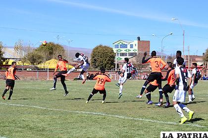 Una jugada del partido donde empataron Oruro Royal y Deportivo Kala