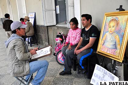 Daniel Gutiérrez durante una jornada de pintado al vivo fuera del salón Valerio Calles /Archivo