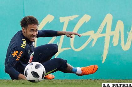 Neymar entrena con todo en la selección brasileña