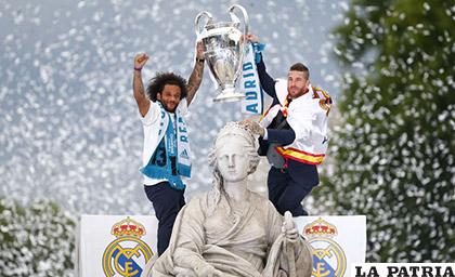 Marcelo y Ramos con la Copa en lo más alto de la Plaza de Cibeles /diariomas.hn