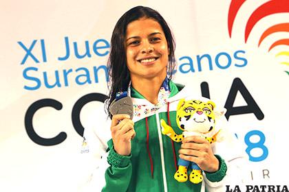 La nadadora boliviana Karen Tórrez luce orgullosa su segunda medalla de plata