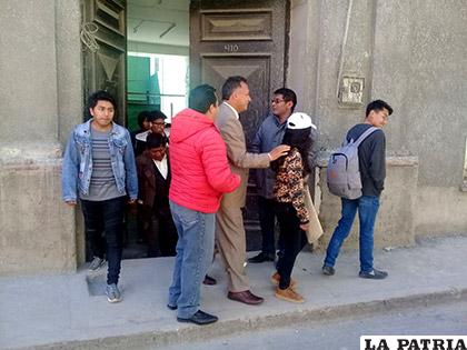 El rector subrogante, Gonzalo Martínez, sale de la Felcc junto a los estudiantes arrestados y algunos padres de familia