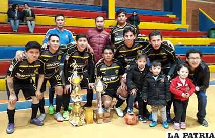 Integrantes de la Promoción 2006 con los trofeos que ganaron