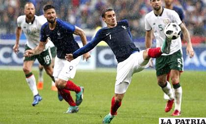 Griezmann ingresó recién a la hora de juego, el público lo pidió