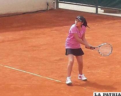 La orureña Luciana Flores continúa demostrando sus dotes en el tenis /Archivo