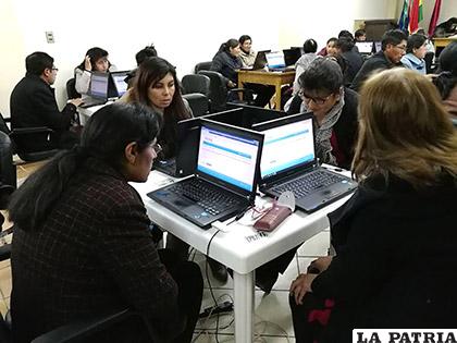 Los maestros dieron un examen virtual el reciente lunes en la tarde /DDEO