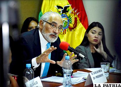 El expresidente Carlos Mesa en la comisión legislativa /APG