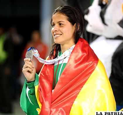 La nadadora boliviana Karen Tórrez anoche se colgó la tercera medalla de plata