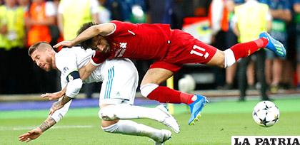 Salah se lesionó en un forcejeo con Ramos en la final de la Champions /pulsoslp.com