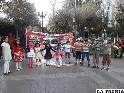 Niños declamadores destacaron en su homenaje/Ecos del Alma