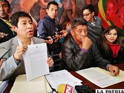 El senador Montes (centro) en la conferencia de prensa /LA PATRIA