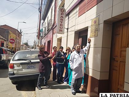 Descubrimiento de la placa conmemorativa a la fundación del laboratorio /LA PATRIA