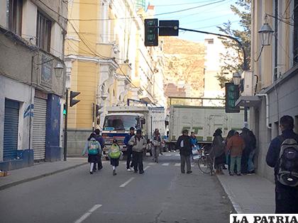 Varias personas y estudiantes tuvieron que caminar ante el bloqueo de los 