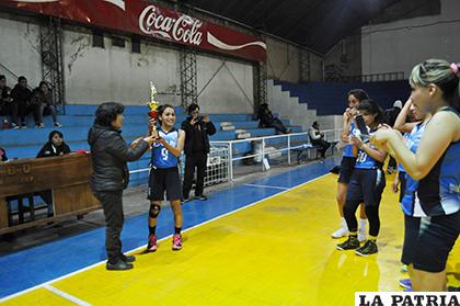 La dirigencia hizo la entrega de los trofeos a los ganadores/ Ovidio Cayoja - LA PATRIA