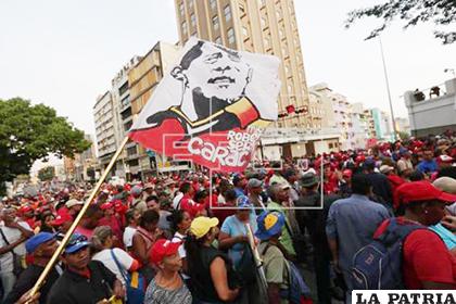 Cientos de simpatizantes de la llamada revolución bolivariana se agruparon en las inmediaciones del palacio presidencial de Miraflores /EFE
