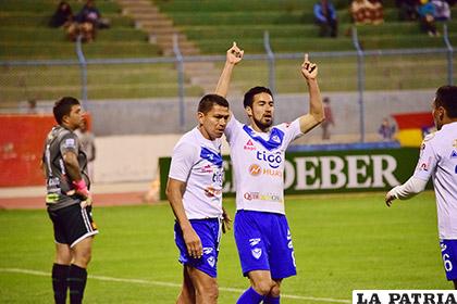 Ramallo anotó el primer gol, celebra con Saucedo que más tarde hizo el segundo