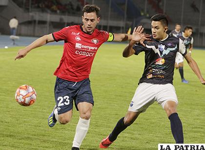 Fernando Saucedo domina el balón ante la marca de Gabriel Soliz /APG