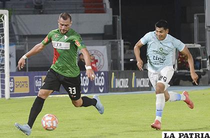 Juan Rivero escapa con balón dominado superando la marca de Darwin Ríos /APG