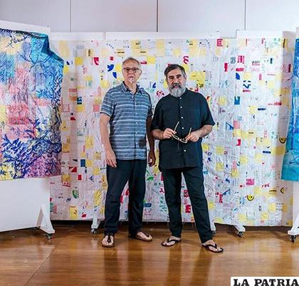 Los artistas durante una exposición de sus textiles /BLOGSPOT.COM