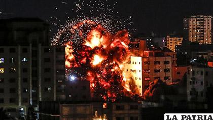 Una explosión entre unos edificios en Gaza /lavanguardia.com