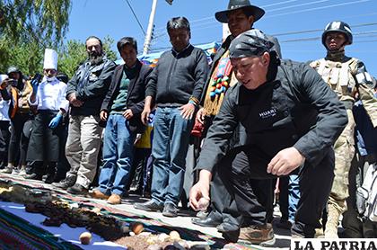 Antes de comenzar a comer las autoridades son las que cumplen con el agradecimiento a la Pachamama /LA PATRIA