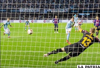 Iago Aspas de penal marcó el segundo de Celta que venció 2-0 a Barcelona/as.com