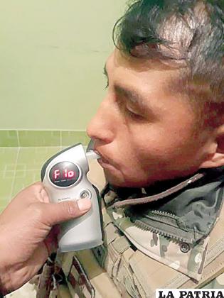 El oficial militar al momento del examen de alcoholemia /LA PATRIA