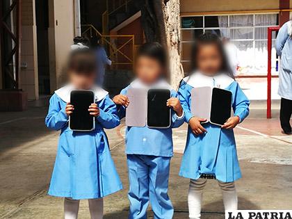 Los niños del kínder Zaconeta fueron los primeros en recibir las tablets /LA PATRIA