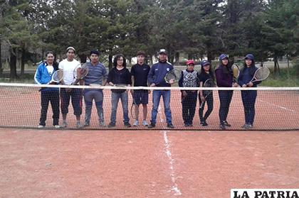 Nuevos deportistas formados en la escuela del Tenis Club FNI/  cortesía Tenis Club FNI