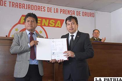 El ejecutivo de STPO recibe los documentos del alcalde Aguilar /GAMO