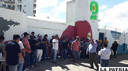 Protesta de los trabajadores en las afueras del canal de PAT Santa Cruz /Carmelo Pedraza /ANF