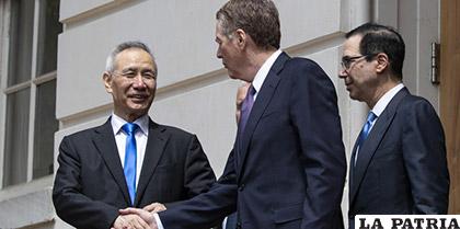 Liu He, viceprimer ministro de China saluda a Robert Lighthizer /Faro de Vigo
