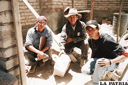 J. M. Allen, Luis Gutierrez, junto a la piedra encontrada en estructuras bajo las casas del pueblo de Quillakas