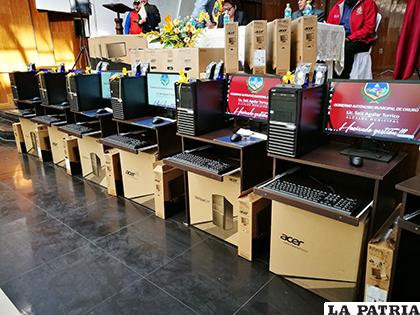 Parte de las computadoras que se entregaron a 57 unidades educativas /LA PATRIA