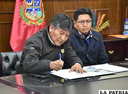 Gobernador firmó transferencia de terrenos en favor del Segip /Gad-Oru