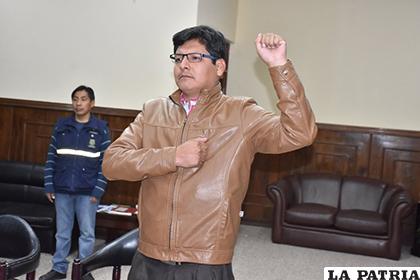 Javier Christian Fulguera Condori en su posesión como director del Sedes /GAD-ORU