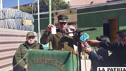 El comandante departamental de Policía, coronel José Pizarro Montaño muestra los billetes falsificados /LA PATRIA