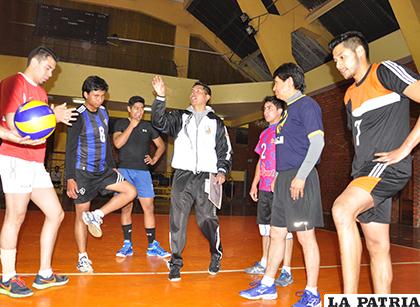 Entrenadores del voleibol que participarán en el curso de estadística /Archivo LA PATRIA